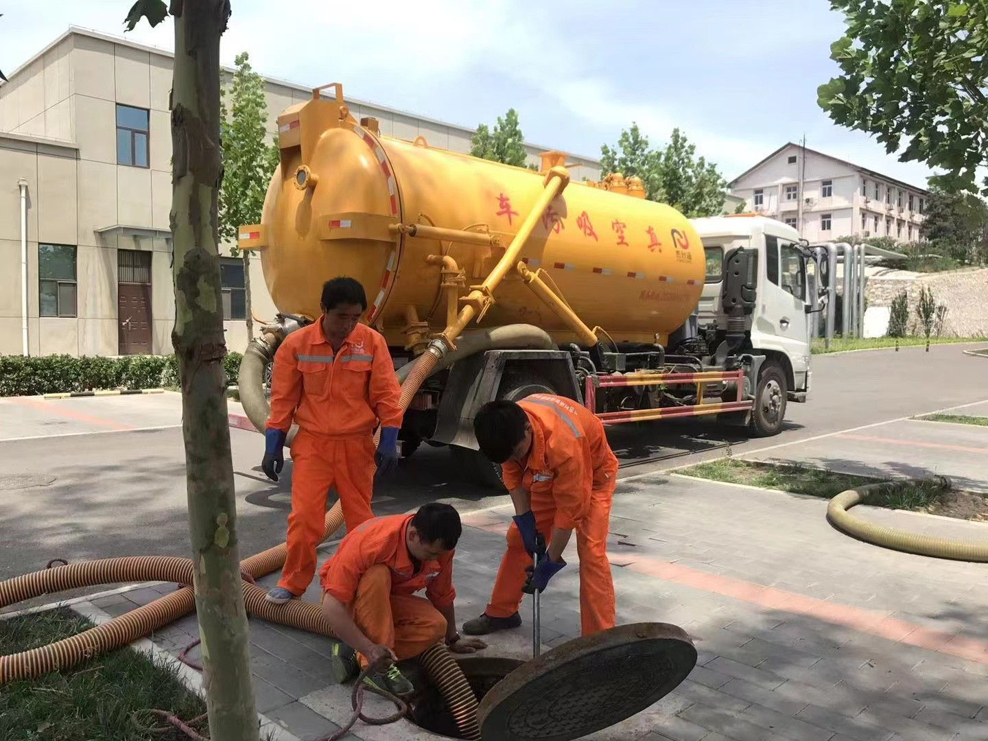 柞水管道疏通车停在窨井附近